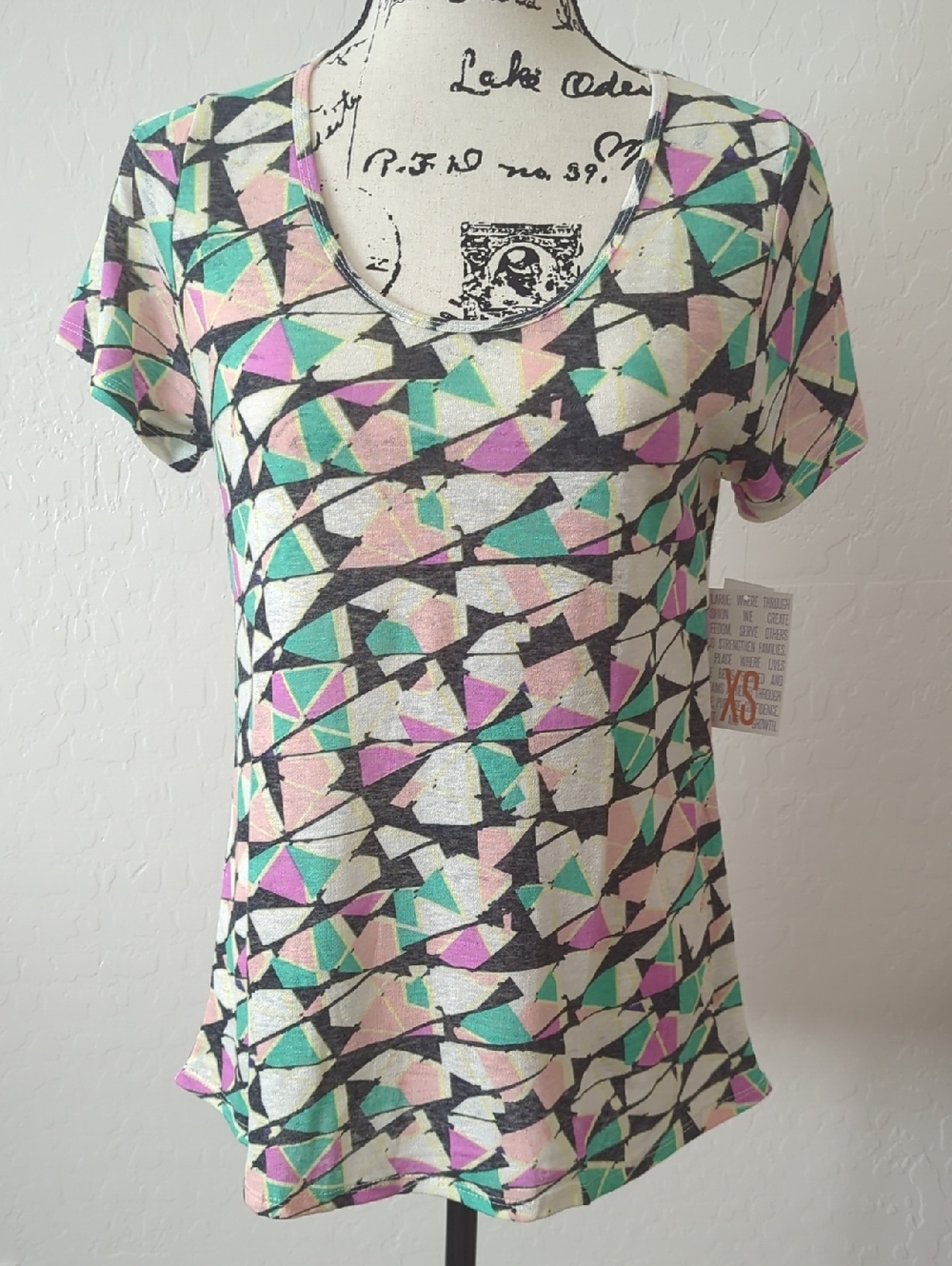 Lularoe XS Geometric Print Short Sleeve Women's Classic Tee in Mint & Pink